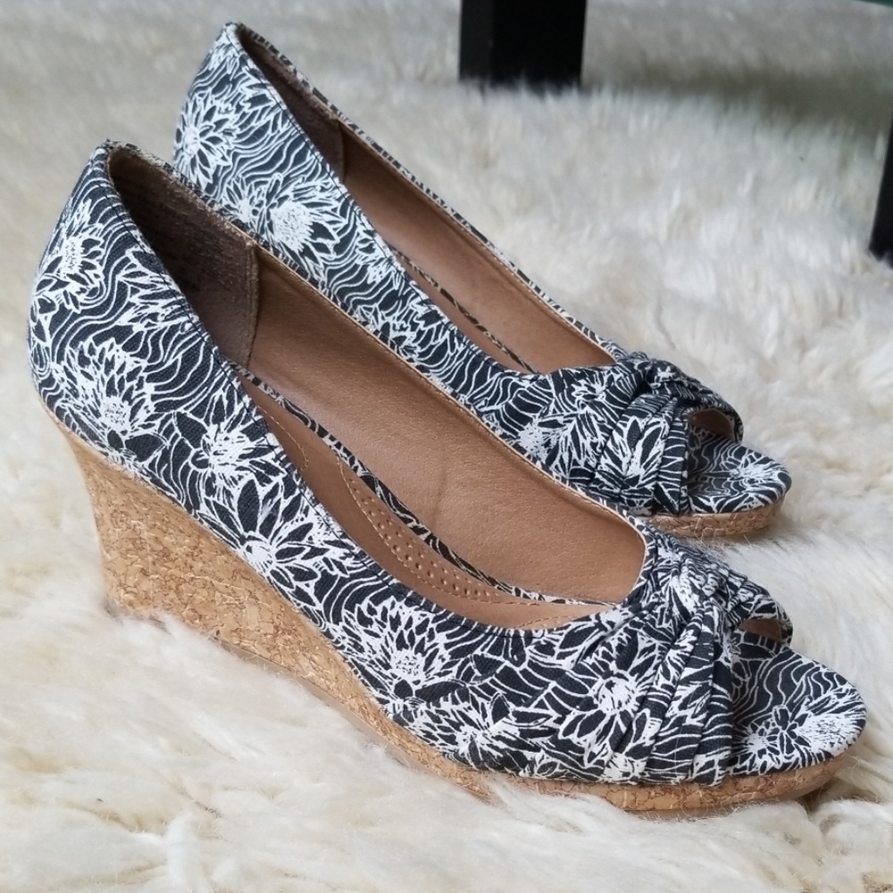 DexFlex Comfort Peep Toe Wedges